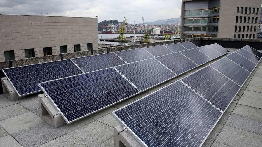 Parte de los tramos de paneles fotovoltaicos instalados en las terrazas de la Autoridad Portuaria. // M.G.B,
