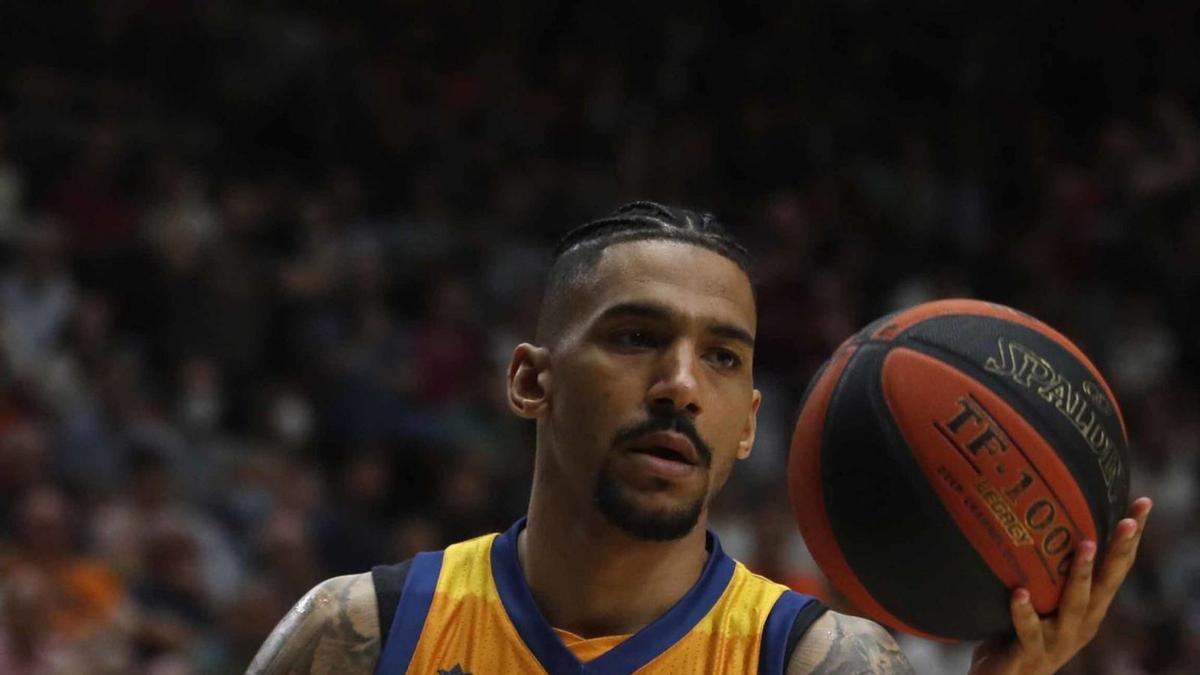 Olivier Hanlan, en su último partido de taronja en La Fonteta ante el Baskonia, | J. M. LÓPEZ