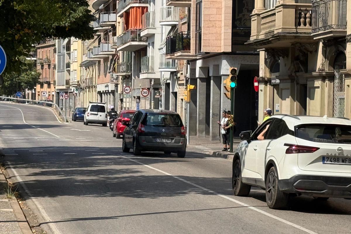 Un tram del carrer del Carme amb cotxes circulants