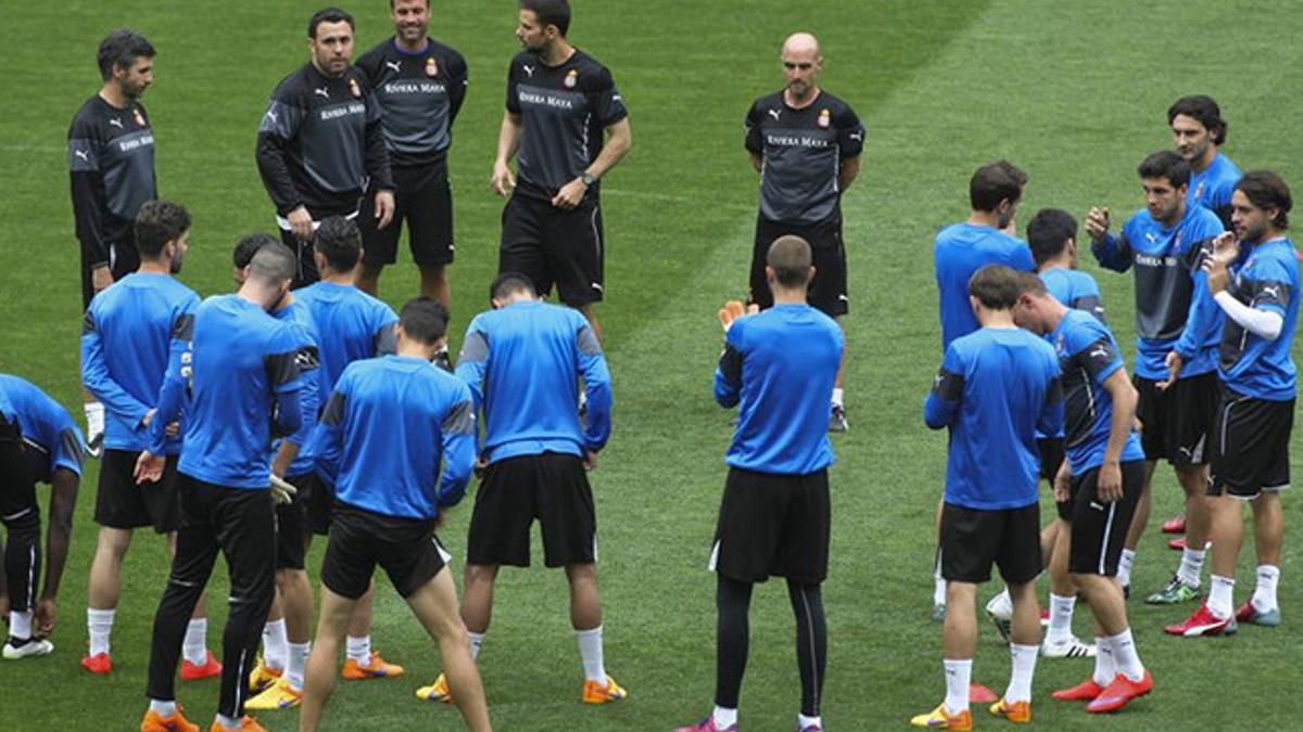 Sergio González charlando con sus futbolistas en la previa del Espanyol-Rayo
