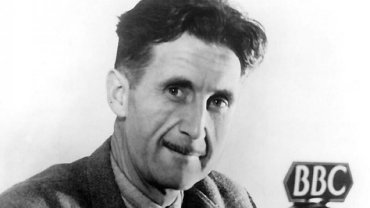 George Orwell, l’any 1943, davant d’un micròfon dela BBC.