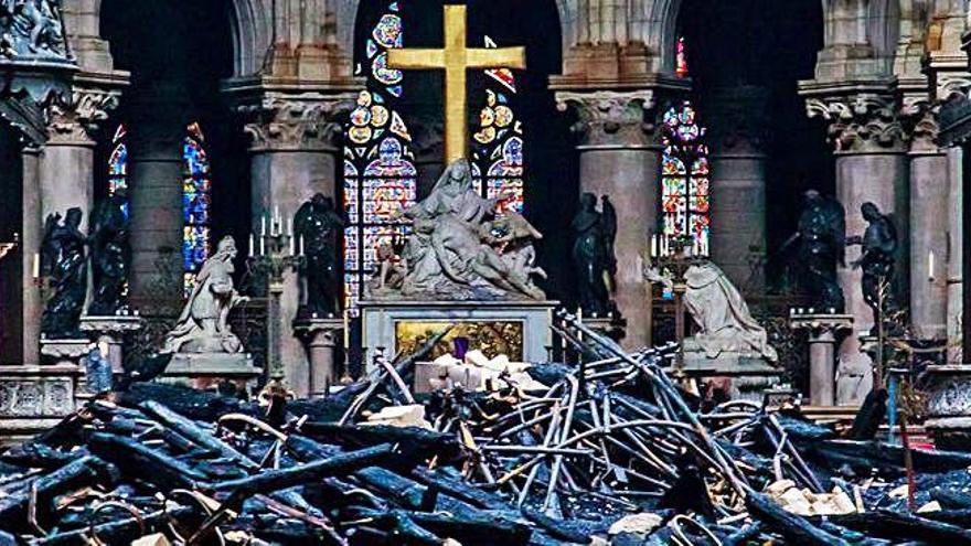 Imagen del interior de la catedral tras el incendio.
