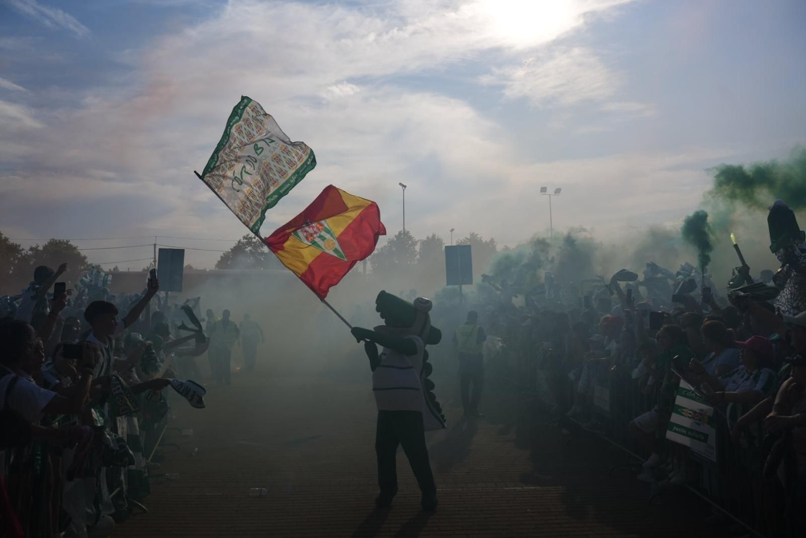 Así recibió la afición del Córdoba CF al autobús del equipo en El Arenal
