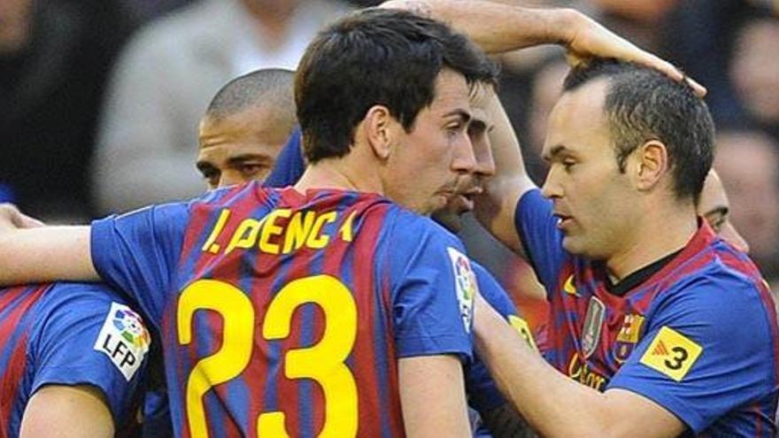 Los jugadores del Barcelona celebran uno de los goles de Messi.