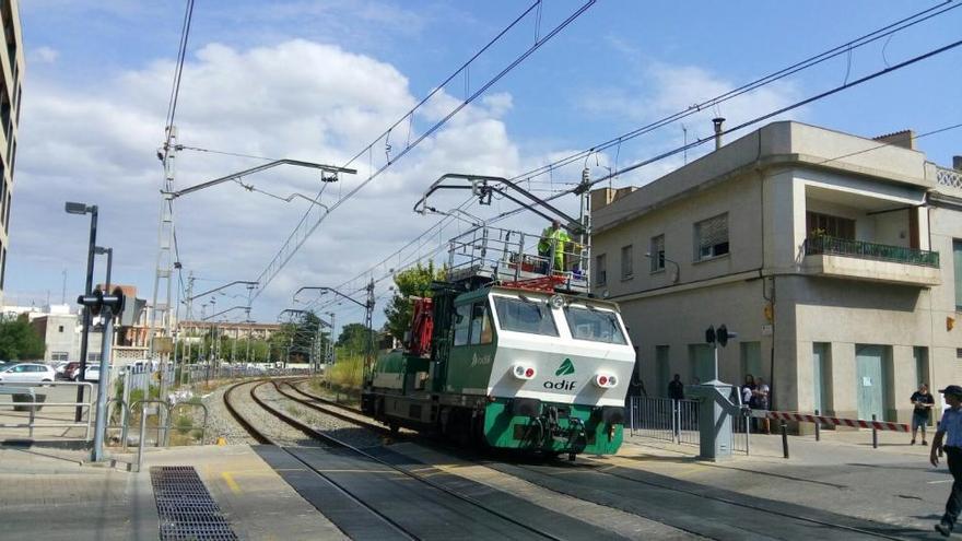 Imatge del pas a nivell de Figueres on el camió ha tocat la catenària