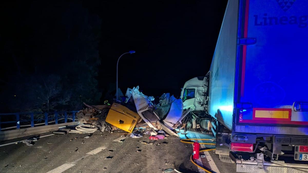 La brutal colisión: el camión más pequeño ha quedado totalmente destrozado