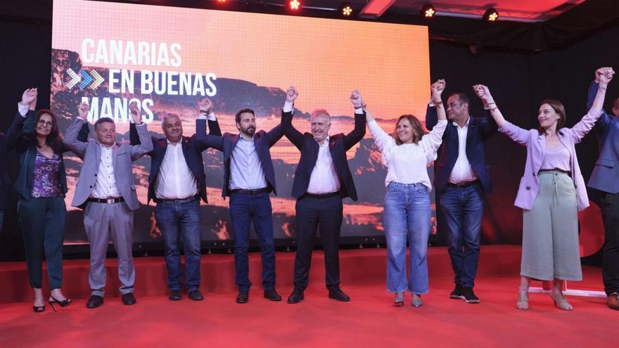 Ángel Víctor Torres, en el centro, junto a los candidatos majoreros para el próximo 28-M.. | | LP/DLP