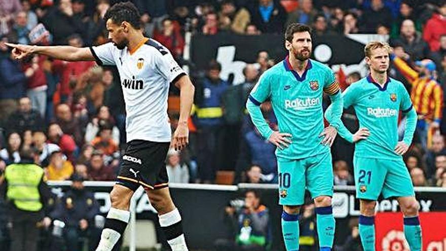 Messi y De Jong, a la derecha, abatidos tras uno de los goles del Valencia.