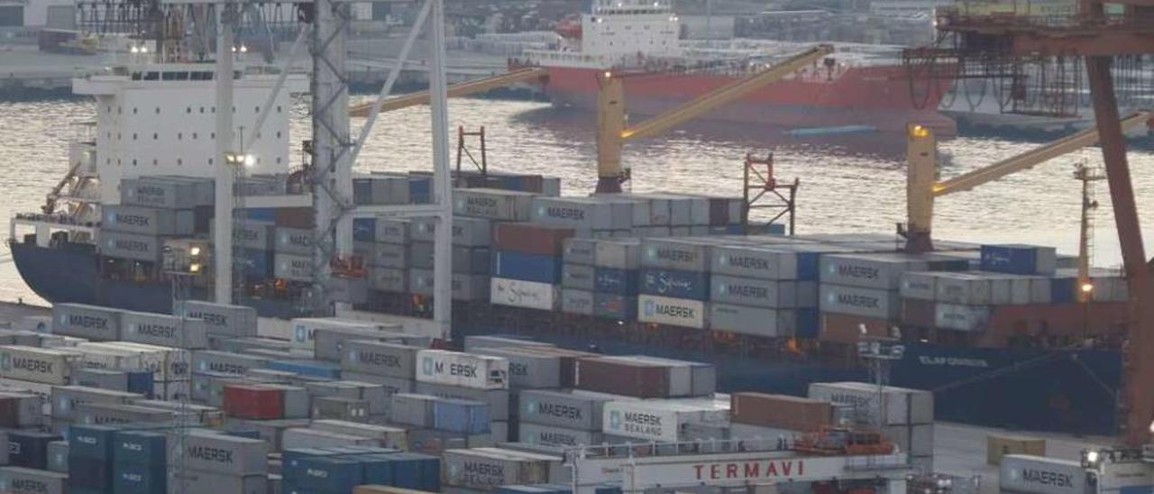 Contenedores de Maersk, apilados en la terminal de contenedores de Guixar, gestionada por la concesionaria Termavi . // R. Grobas