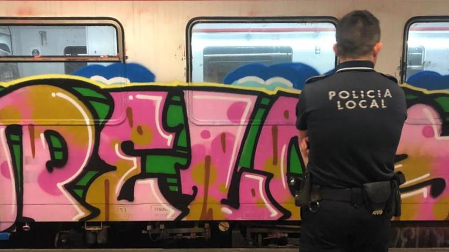 El tren afectado por los grafitis