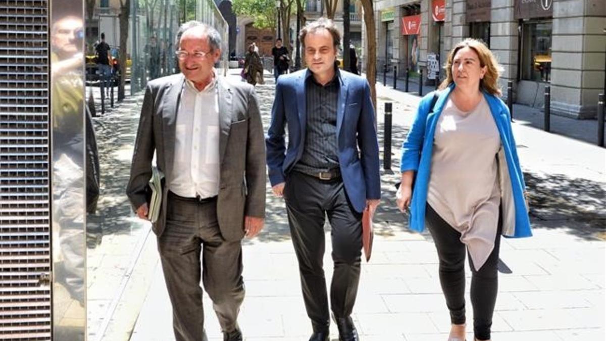 Jaume Asens y Joan Linares, este martes, a su llegada a la reunión del Consorci.