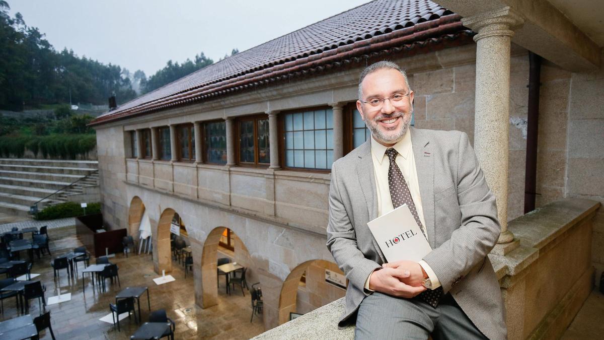 Eloy Perales, párroco de Mos y autor de «Hotel».