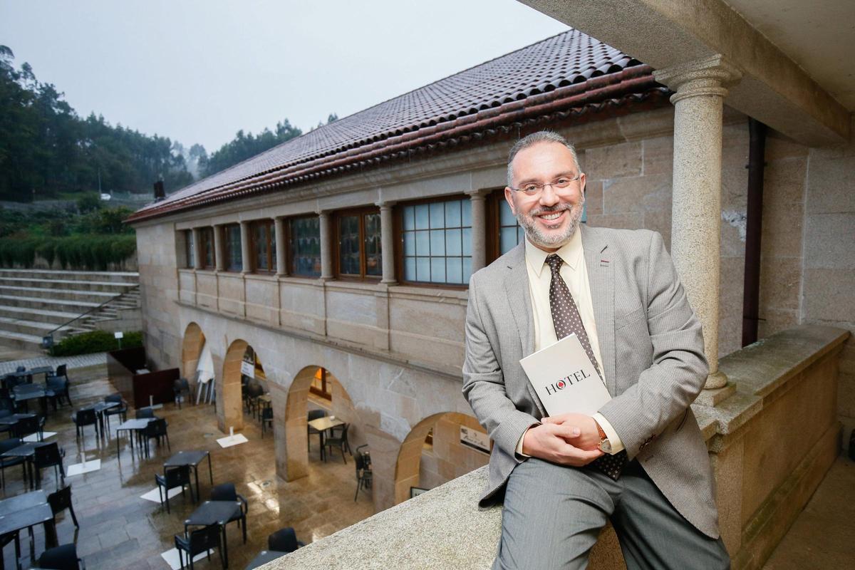 Eloy Perales, párroco de Mos y autor de «Hotel».