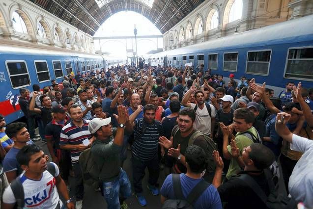 Fotogalería de miles de refugiados protestando ante la estación de trenes de Budapest cerrada