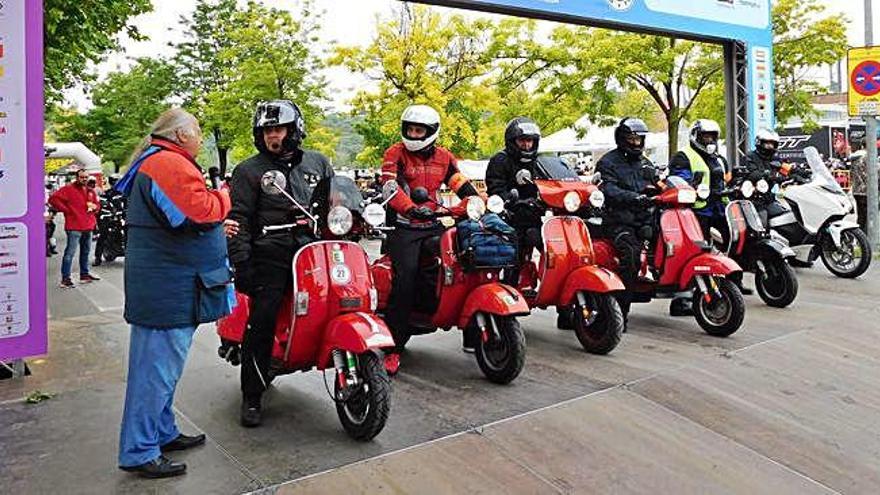 Cinc conductors van optar per gaudir de l&#039;experiència de la Rider 1000 en Vespa i van sortir junts de Manresa