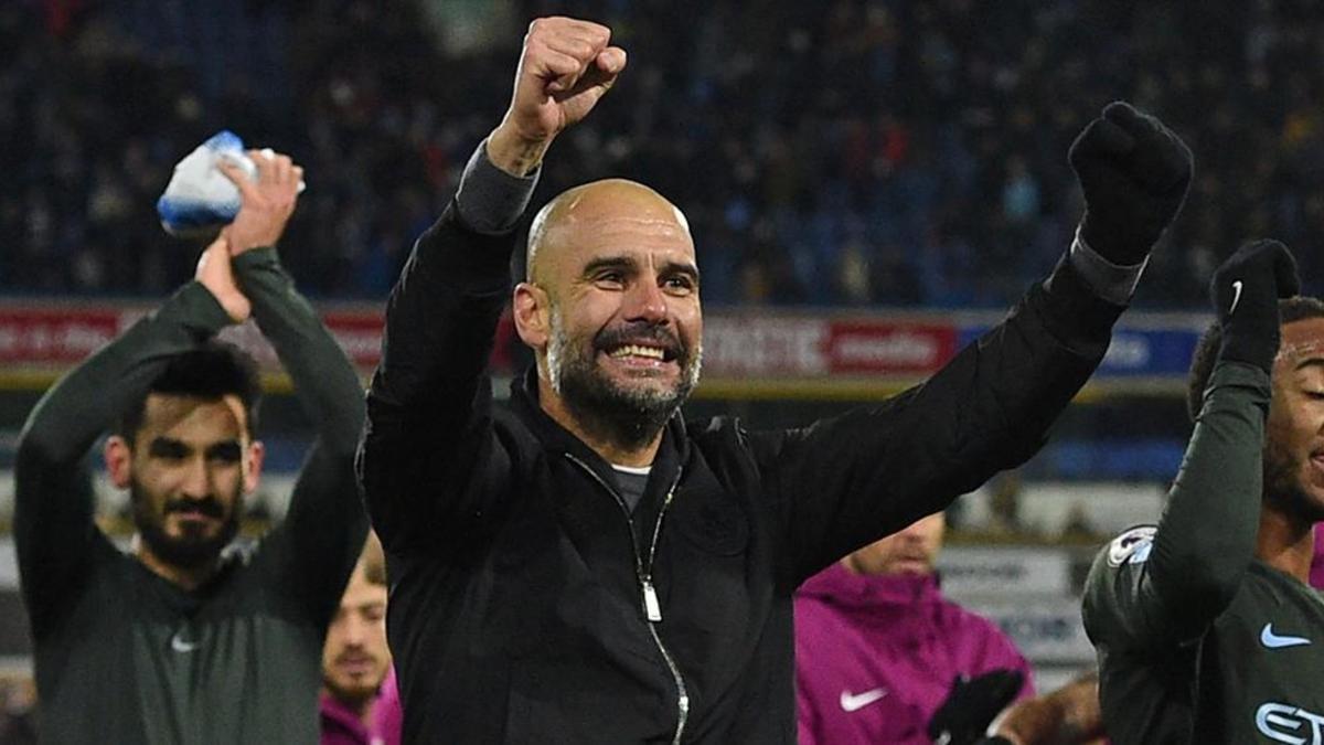 Guardiola celebrando el triunfo con su equipo