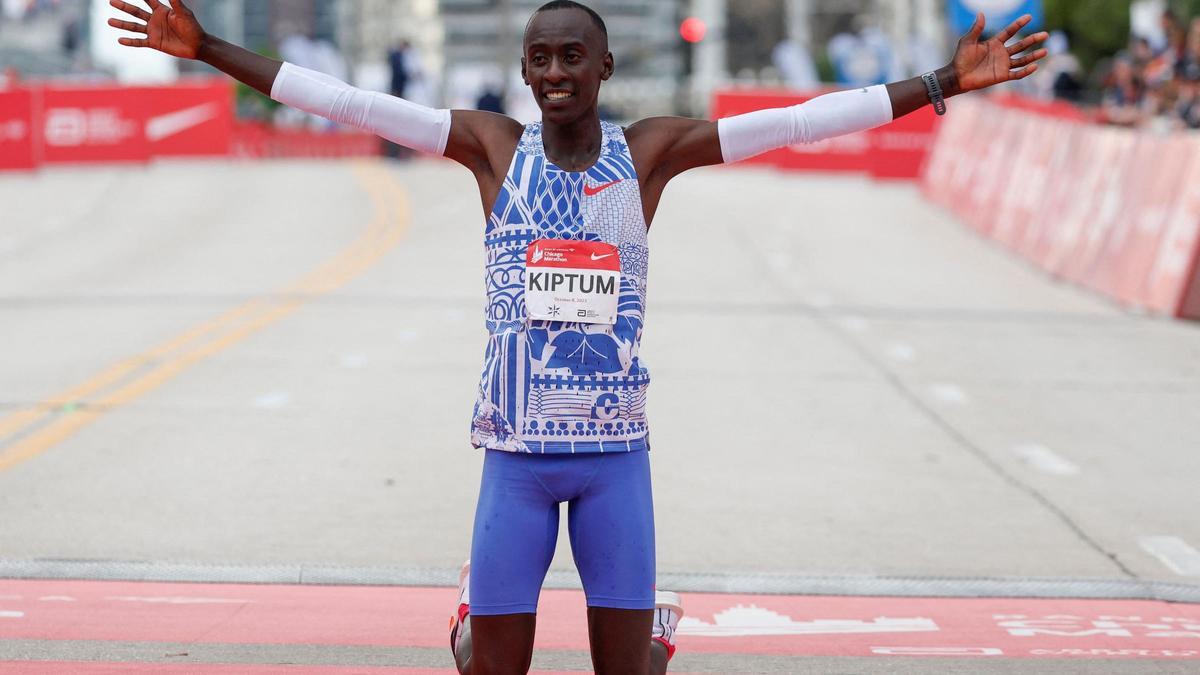 Kelvin Kiptum tras romper el récord del mundo del maratón en Chicago.