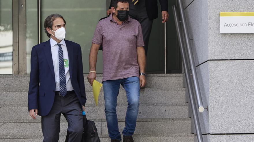 Dos de los tres acusados por el naufragio del «Villa de Pitanxo» acuden a la Audiencia Nacional a recoger (ahora sí) la notificación de apertura del juicio oral