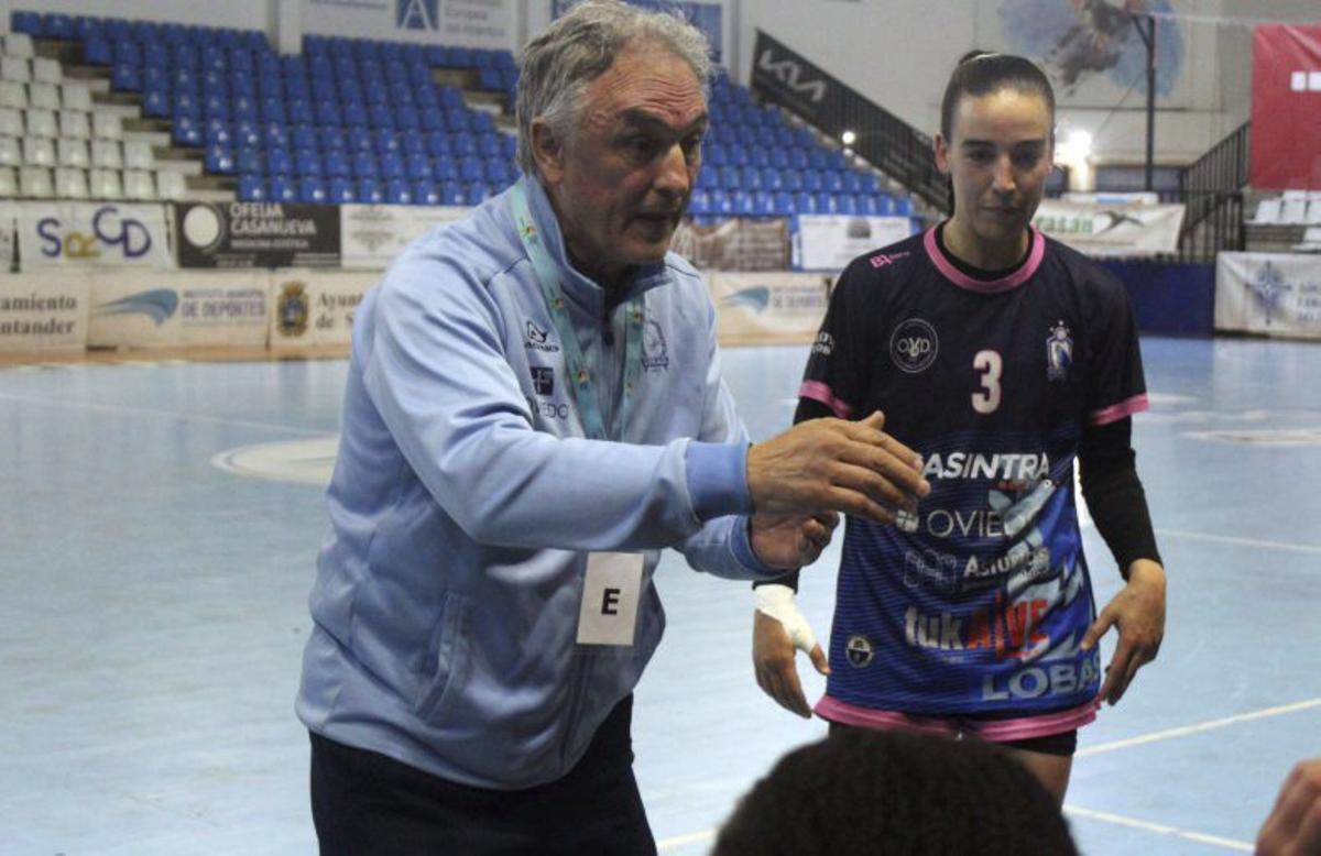 Manolo Díaz, con Celia Rojo a la derecha, en un tiempo muerto del  Lobas Oviedo.