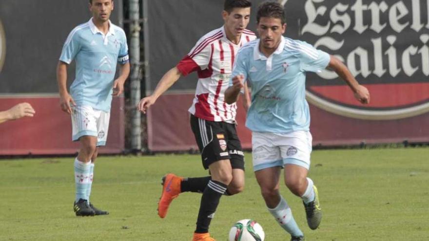 Borja Fernández conduce un balón en Barreiro. // José Lores