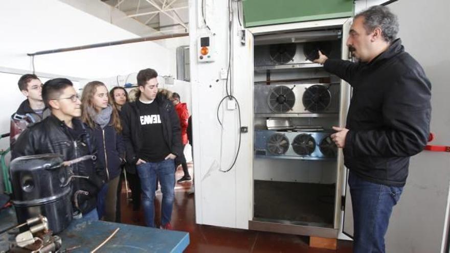 Alumnos en uno de los talleres del Instituto Gran Vía.