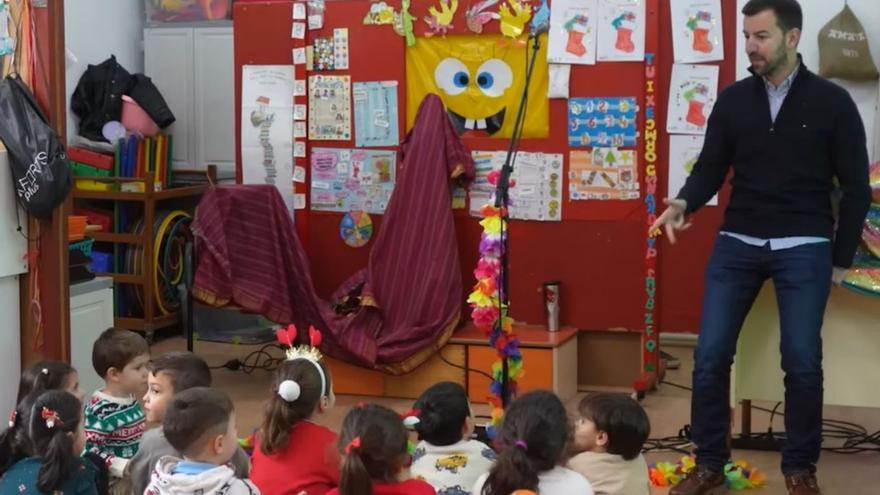 El alcalde, Sergio Platas, en una actividad con el alumnado de una de las escuelas unitarias. | LOC