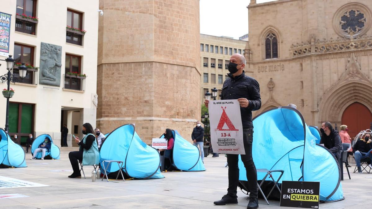 Los empresarios del ocio nocturno acampan frente al ayuntamiento de Castelló