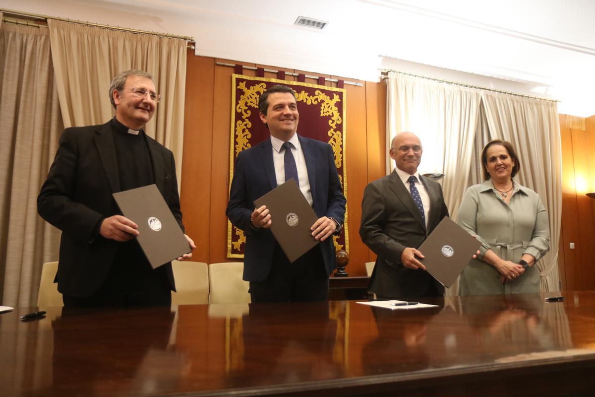 El deán el Cabildo Catedral de Córdoba, Joaquín Alberto Nieva, el alcalde, el presidente de la Autoridad Portuaria de Málaga, Carlos Rubio, y la presidenta del Imdeec, Blanca Torrent,