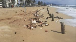 Badalona comença a retirar les restes d’edificis de les platges que van quedar al descobert
