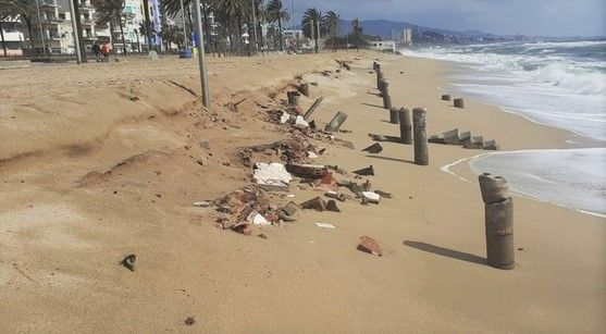 Restos de edificaciones antiguas en las playas de Badalona.