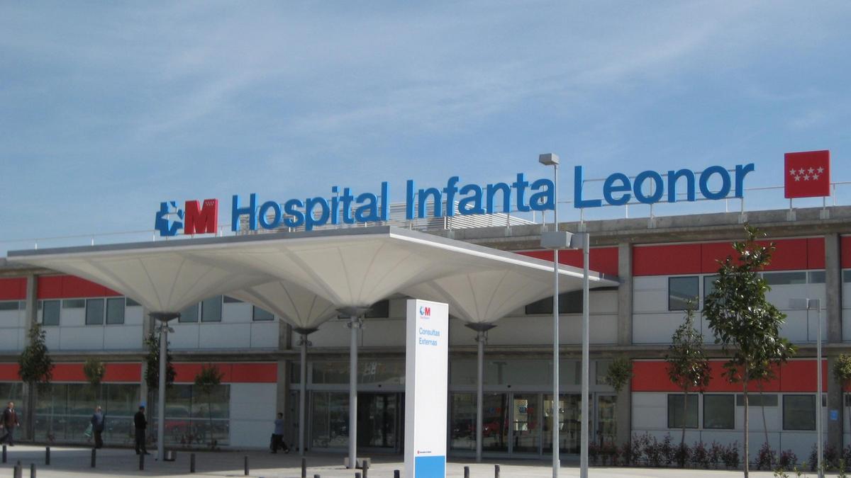 Fachada de acceso a consultas externas del Hospital Infanta Leonor.