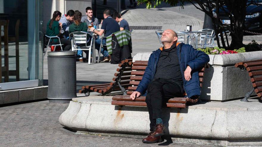 Al sol en la coruñesa Plaza de María Pita.