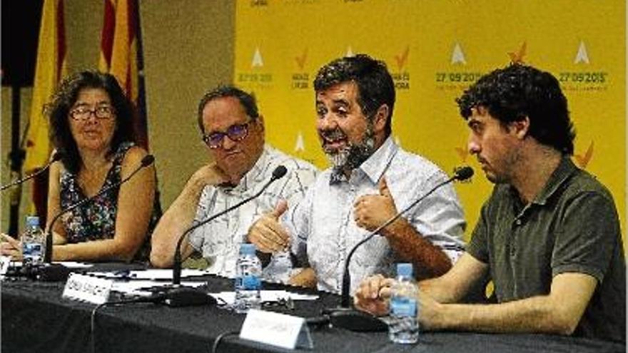 D&#039;esquerra a dreta, Liz Castro, Quim Torra, Jordi Sànchez i Josep Sabaté, ahir al matí.