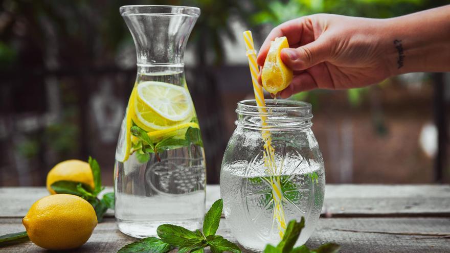 Agua con limón: las 5 dolencias que mantiene a raya