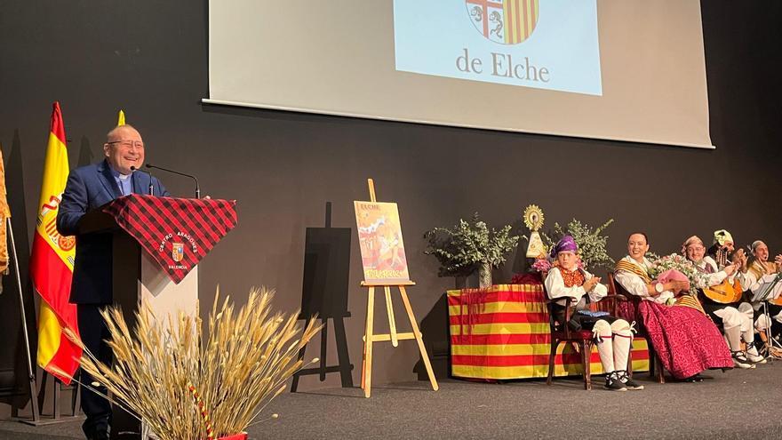 El sacerdote José Antonio Valero hace un emotivo pregón para abrir las Fiestas del Pilar de Elche 2024