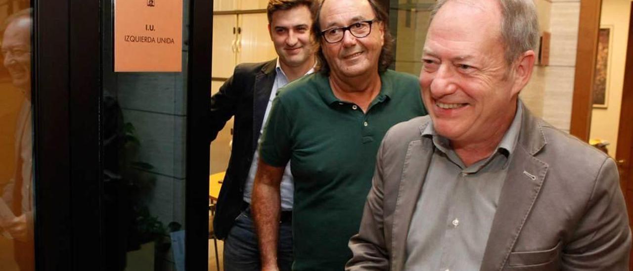 Los portavoces municipales de IU, Xixón Sí Puede y PSOE, Aurelio Martín, Mario Suárez del Fueyo y José María Pérez, respectivamente, a la salida de una reunión.