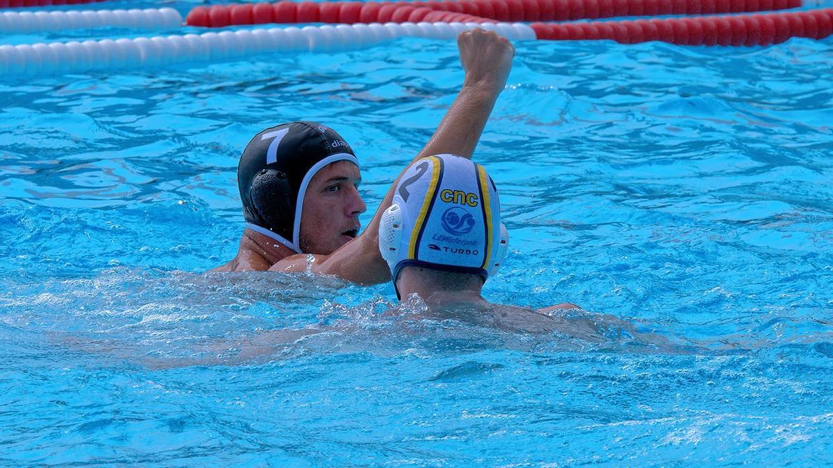 Mees Keuning celebra un gol ante el CN Catalunya