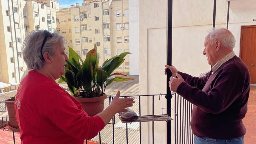 "Mi mujer está en silla de ruedas y no ha podido pisar la calle en una semana al quedarnos sin ascensor"