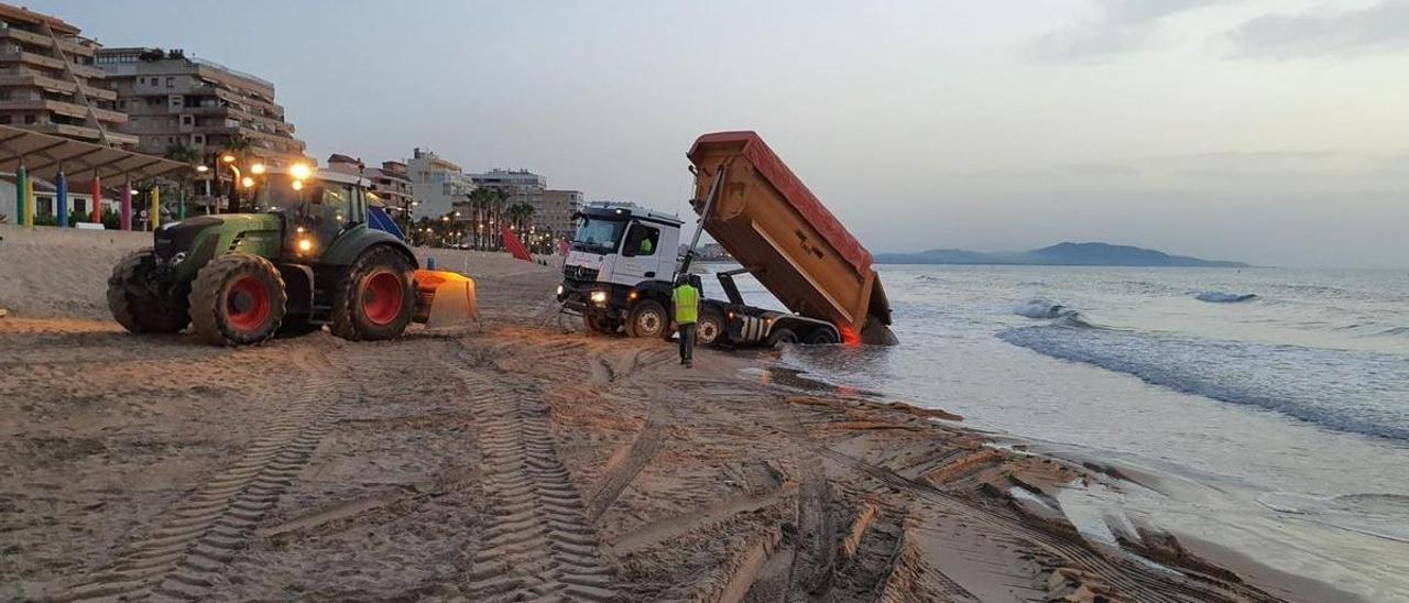 Los aportes de arena son una constante durante el año en las playas de Orpesa.