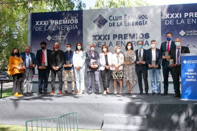 La ministra para la Transición Ecológica, Teresa Ribera, junto a los periodistas premiados por el Club Español de la Energía.