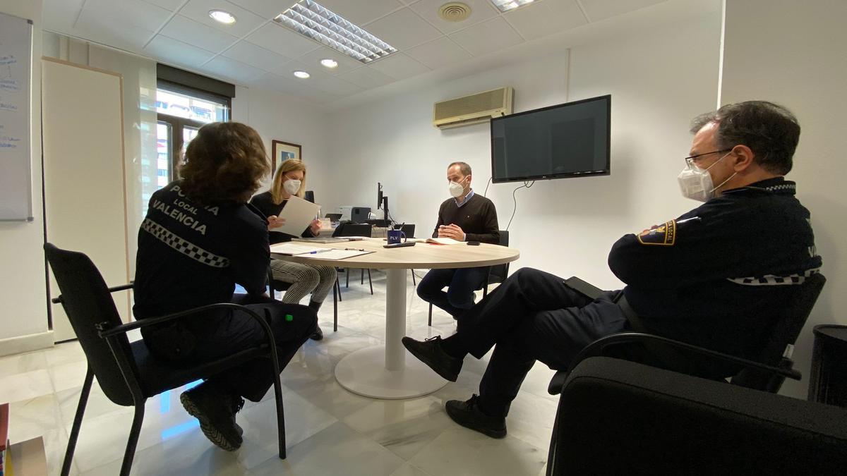 Reunión de mandos policiales con el grupo Gama.