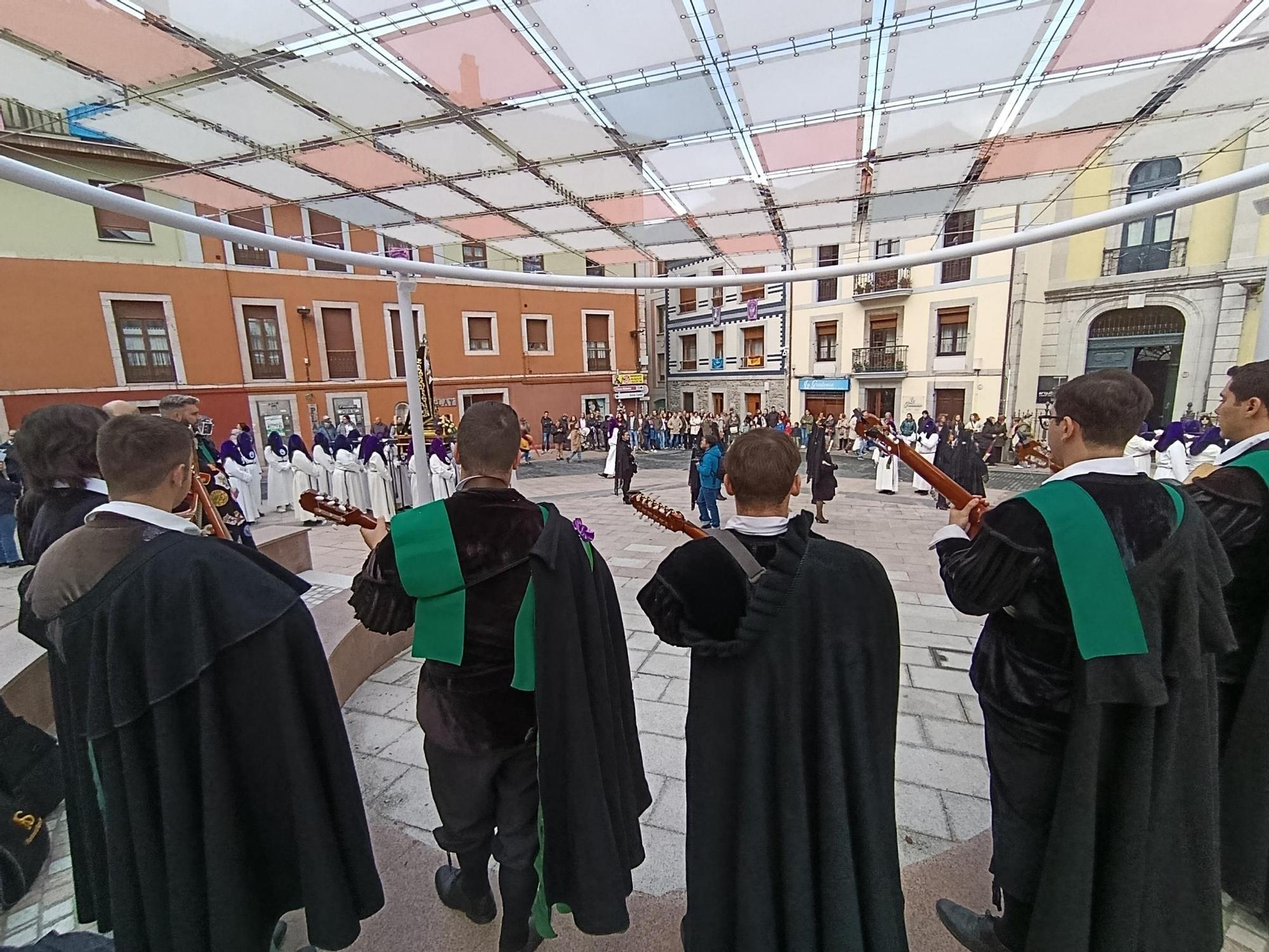 El Nazareno y la Virgen Dolorosa emocionan en Grado