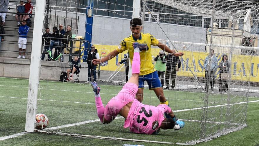 El meta del San Mateo Brian se protege ante la llegada de un jugador de Las Palmas B tras el 1-0. | RAMÓN REGUERO