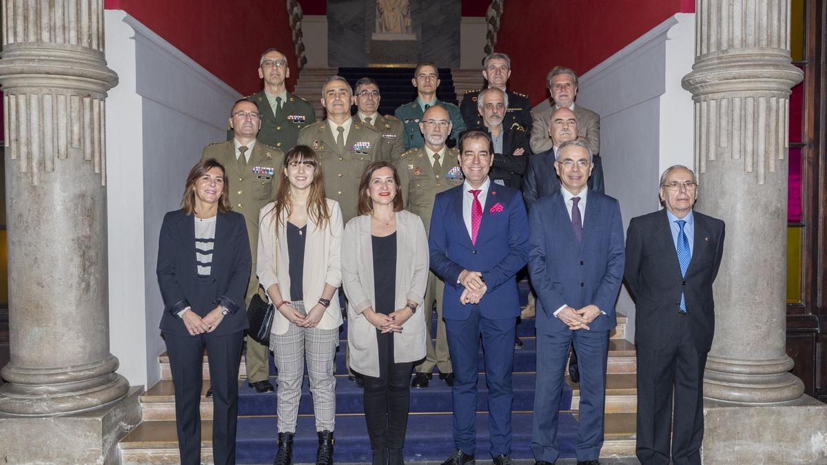 Candela Pablo Lassa (segunda por la izquierda en la primera fila) junto a otros premiados y miembros del jurado de la Asociación Los Sitios de Zaragoza.