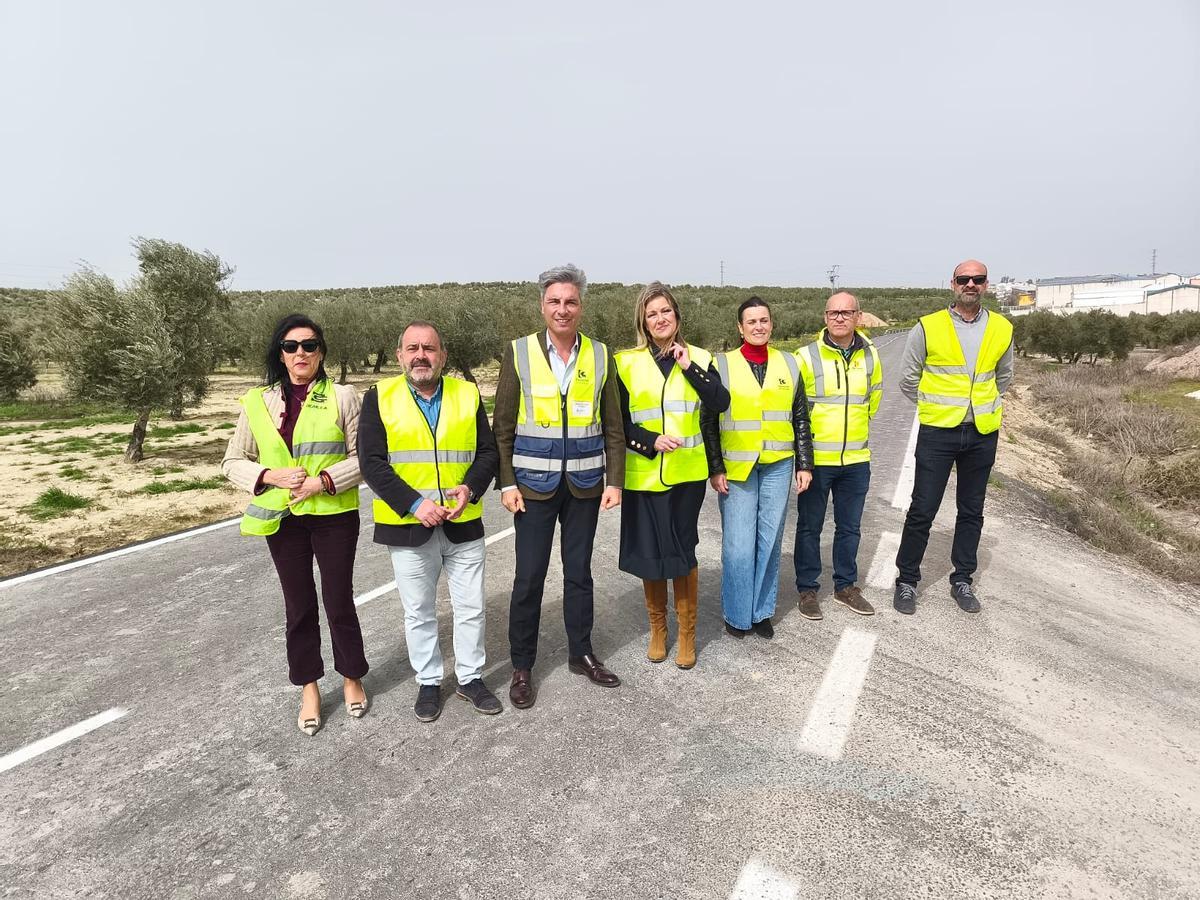 Autoridades en la entrega de las obras de mejora de la carretera de Bujalance a Valenzuela.