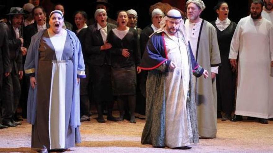 Una escena de la ópera &quot;Nabucco&quot; representada ayer en el Teatro Afundación. // Ricardo Grobas