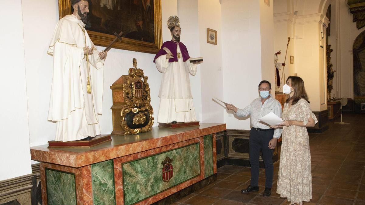 Felisa Cañete, junto a uno de los restauradores, ante dos de las figuras.