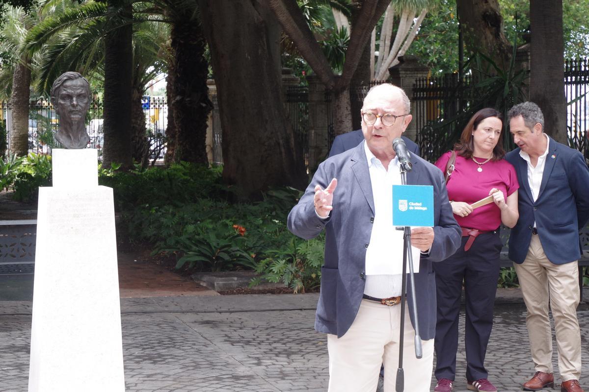 El Ayuntamiento instala un monumento en los jardines del Hospital Noble en reconocimiento al pintor Félix Revello de Toro