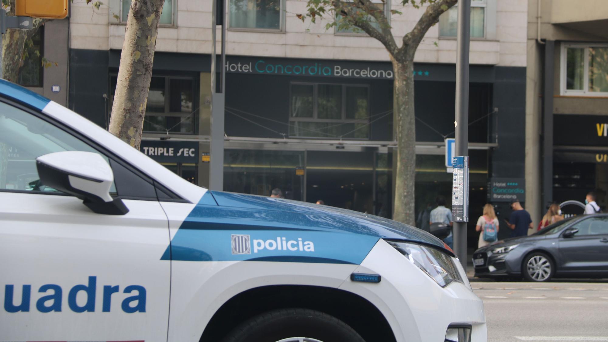 Un coche de los mossos d'esquadra frente al hotel Concordia en la avenida Paralel