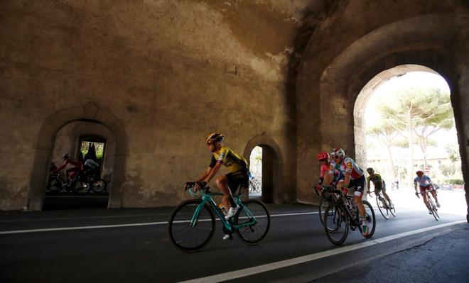 El pelotón pasa por Tuscania durante la cuarta etapa del Giro de Italia, de 235 kilómetros, ente Orbetello y Frascati, Italia.